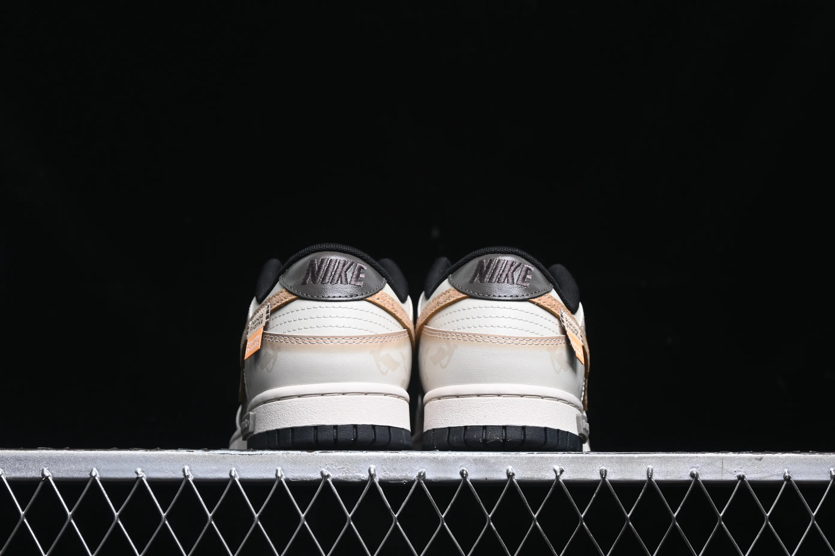 All Categories Nk SB Dunk Series Nk SB Dunk Low Low-top sneakers Nk Dunk Low Panda Prank Pioneer Knight Sandstorm Black Brown Low-top casual sneakers DD1391-100